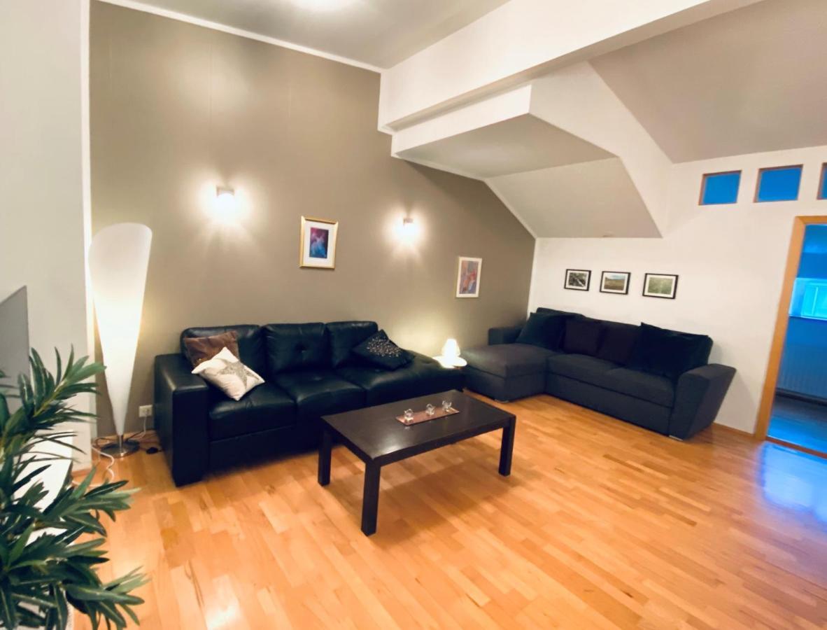Appartement Penthouse On The Main Street, Town Center à Akureyri Extérieur photo